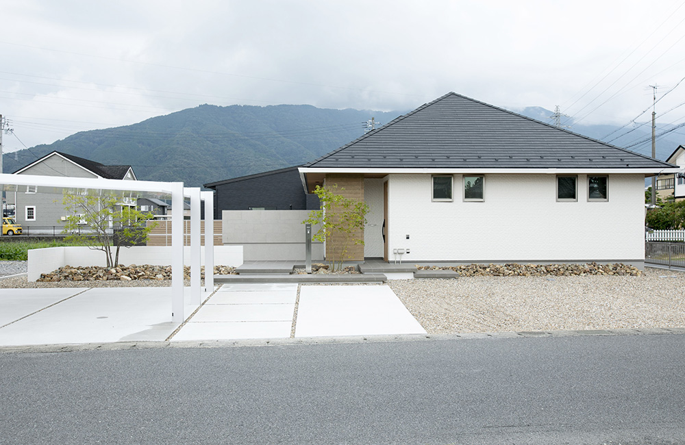 間接照明が素敵なエントランスガーデン